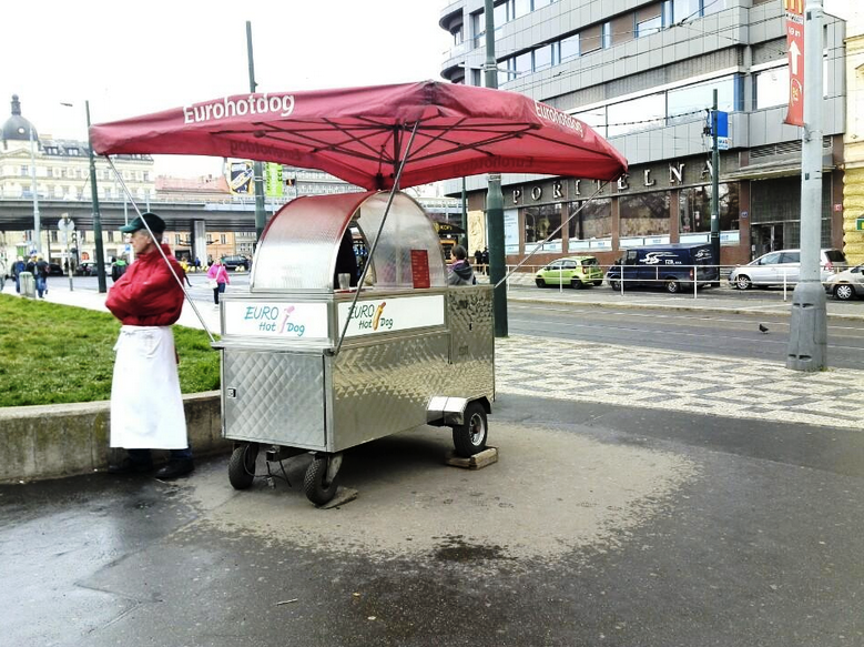 euro_dog_stand_prague_eating_prague