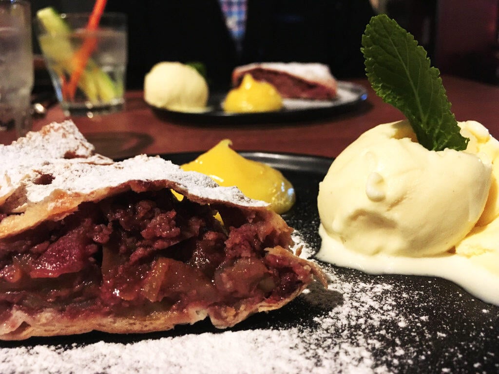 Home made apfel strudel and vanilla icecream2