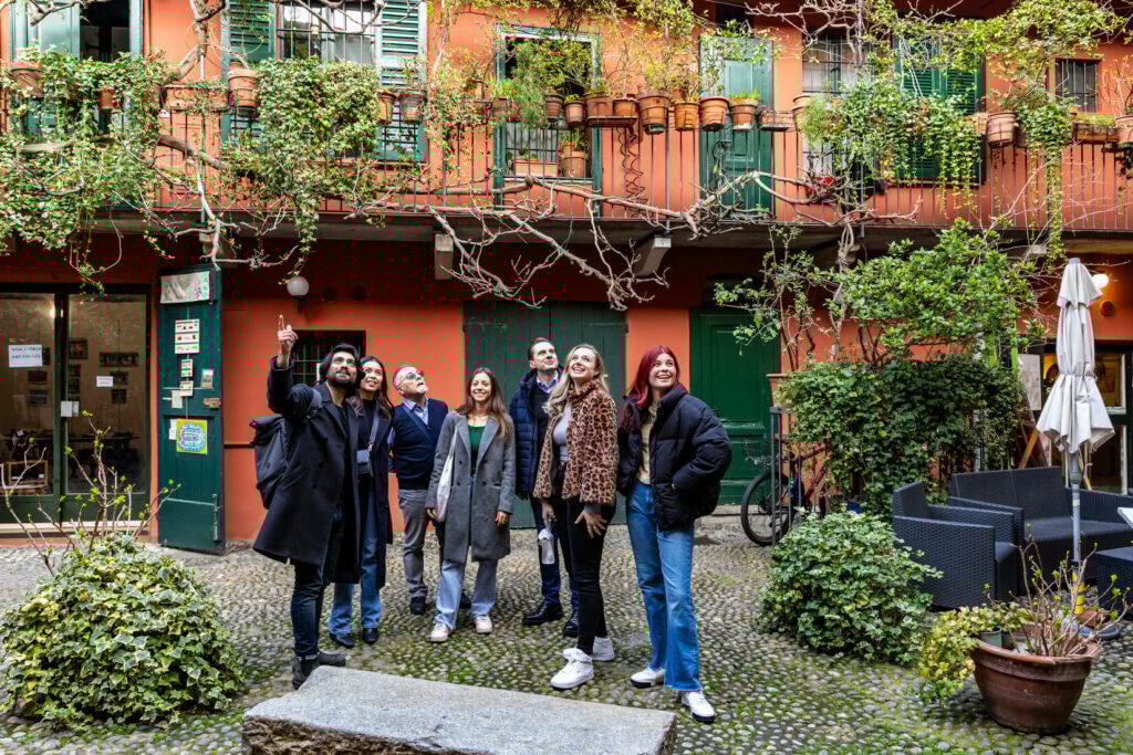 Group-walking-sightseeing-milan-food-tourGroup-walking-sightseeing-milan-food-tour