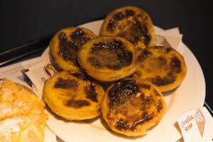 plate_of_pastel_de_nata_pastelaria_santo_antonio