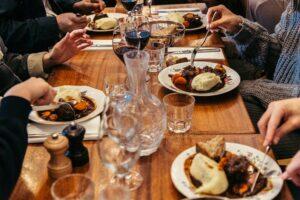 people_sitting_down_for_dinner_at_Miznon_Marais_Paris