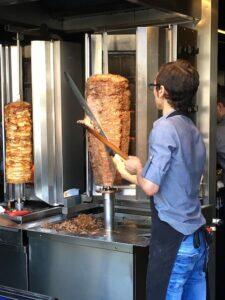 man_slicing_doner_kebab_Berlin