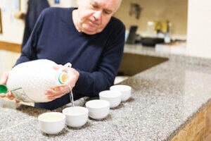 bartender_pouring_drinks_at_casa_louro_Porto