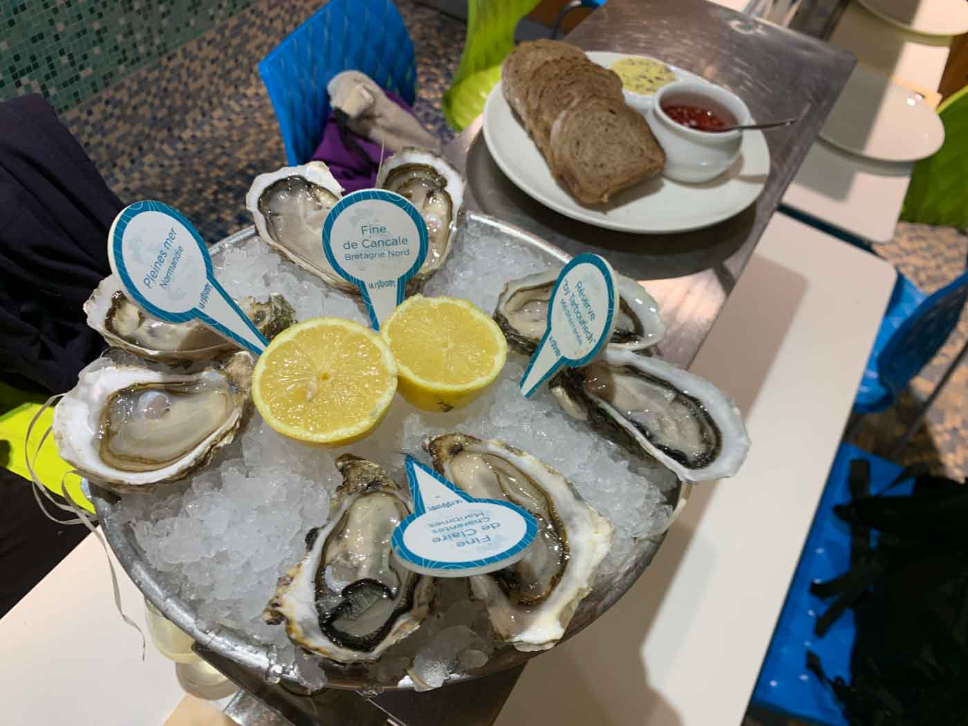 Oyster_serving_at_L’Écailler_de_La_Mascotte_Paris