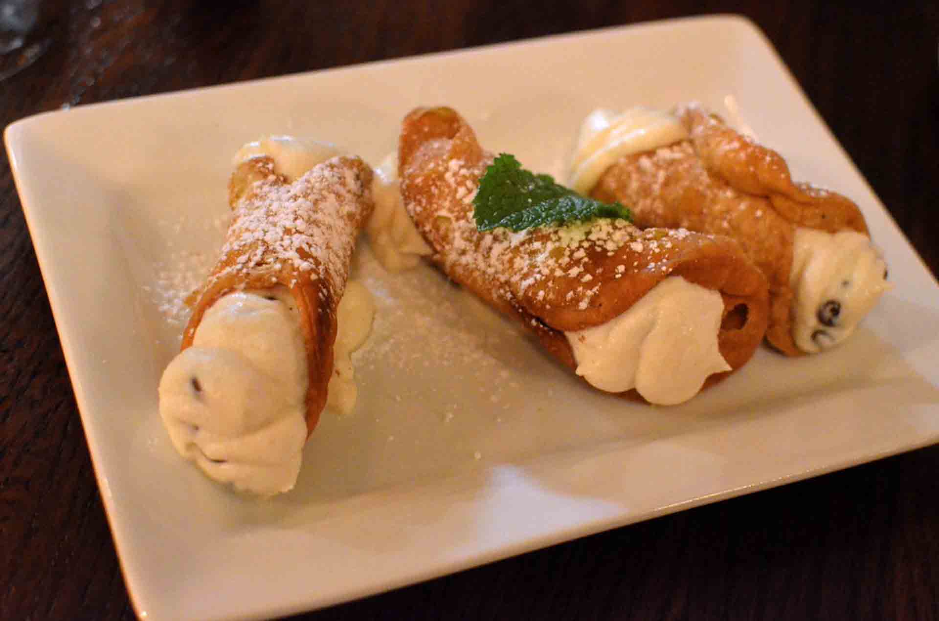 Cannoli_dessert_Sicily