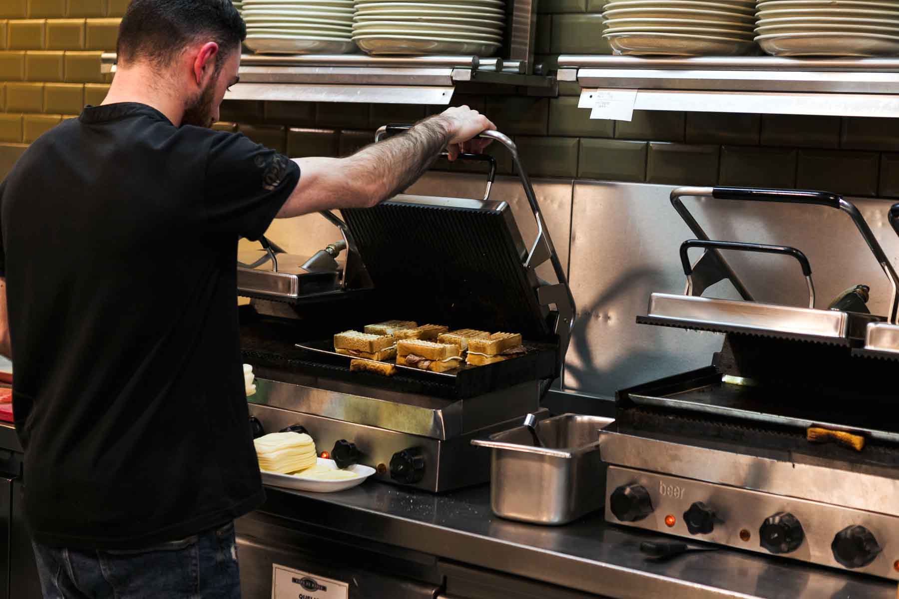 chef_toasting_francesinha_capa_na_baixa_porto