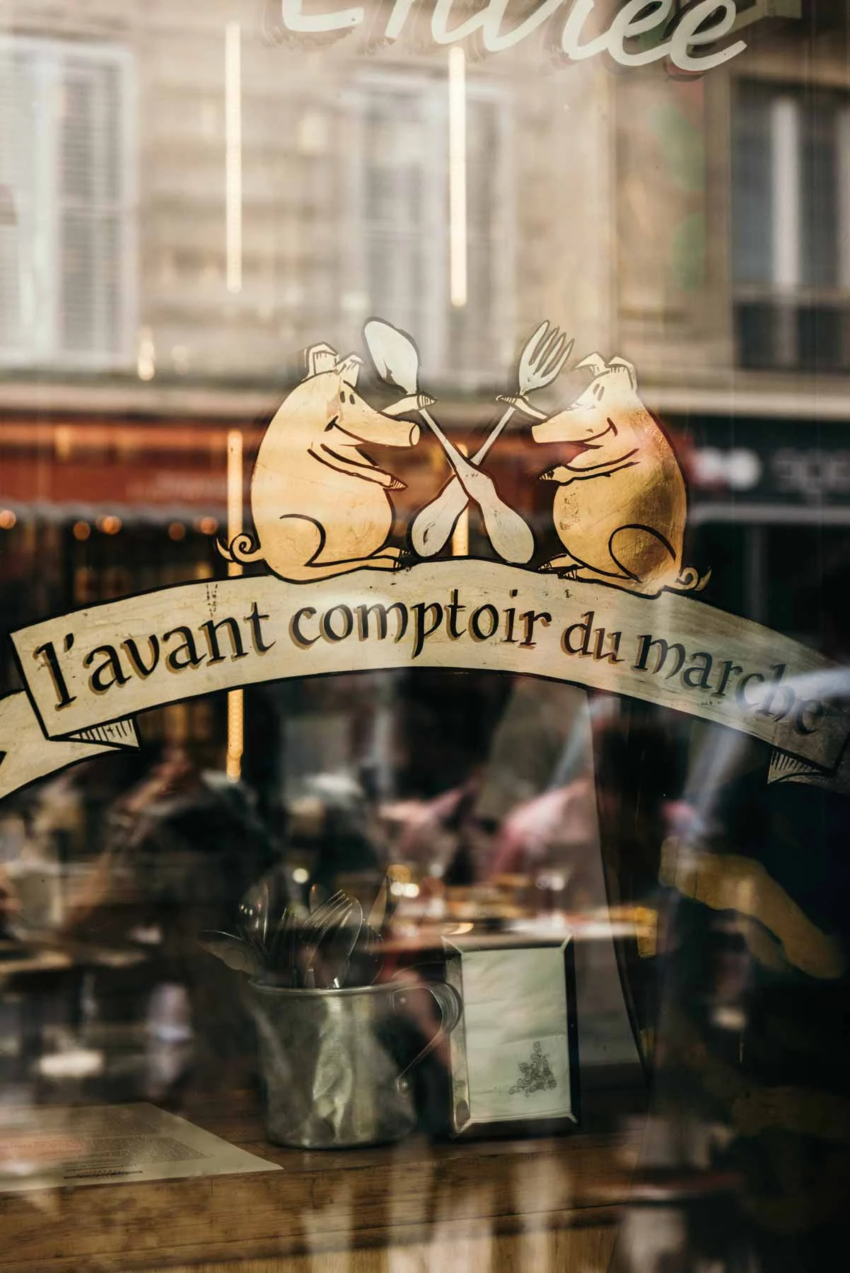 window_at_LAvant_Comptoir_du_Marche_Paris