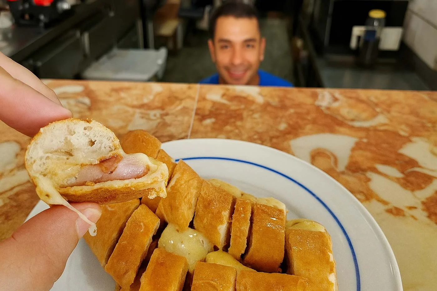 Person_eating_Cachorrinho_Porto