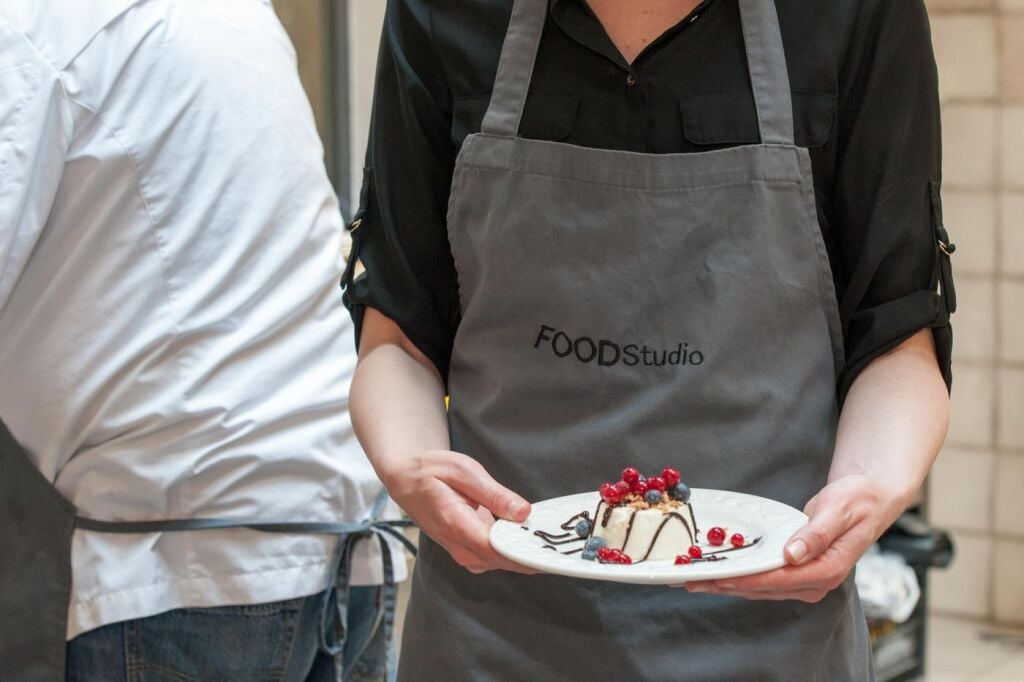 Chef_holding_dessert_Florence_Food_Studio