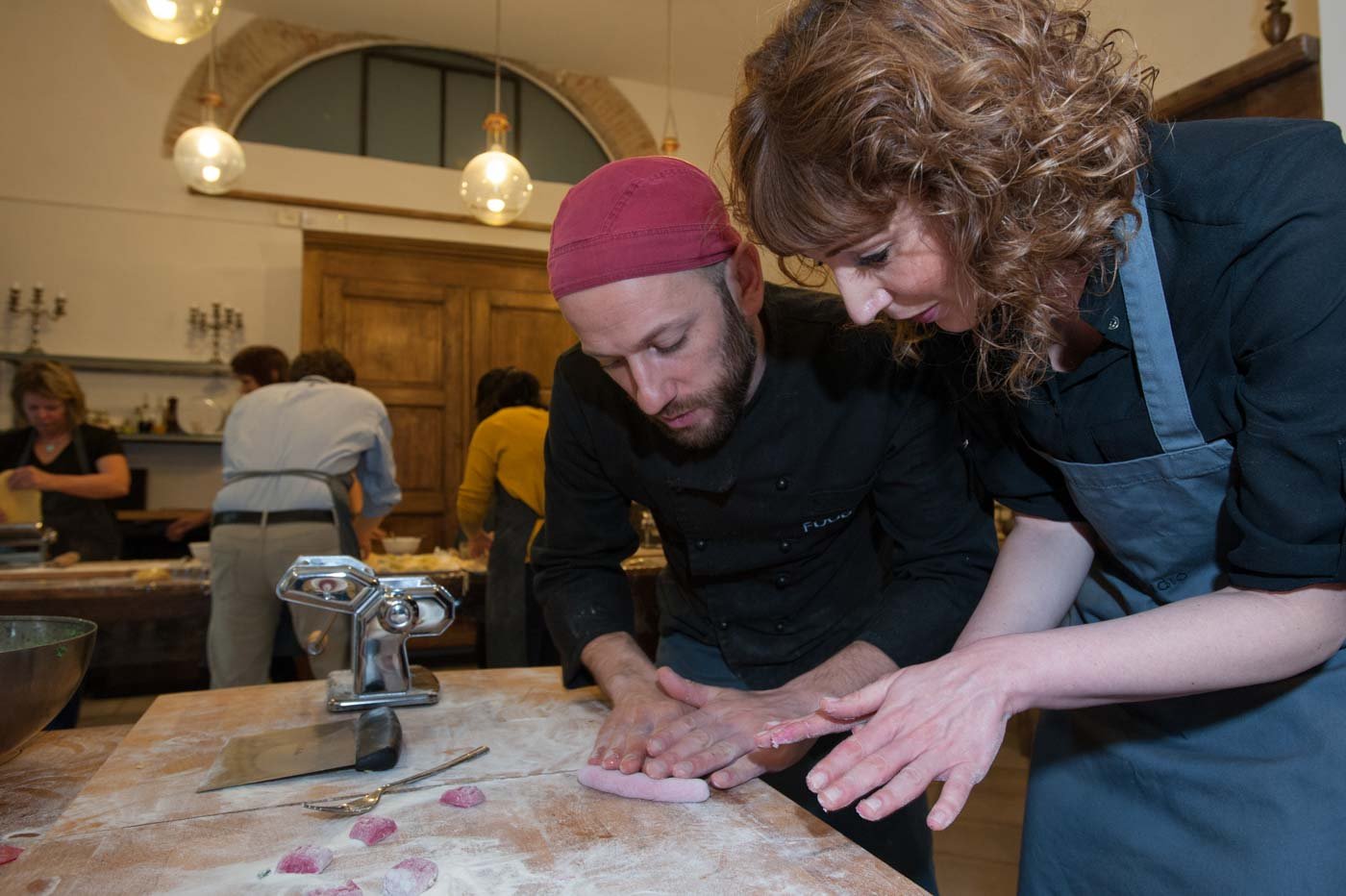 Chef_teaching_a_person_at_Florence_Food_Studio
