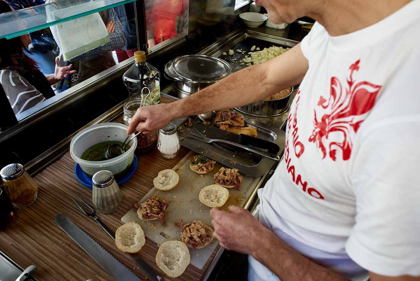 Chef_making_sandwiches_Da_Simone_Florence