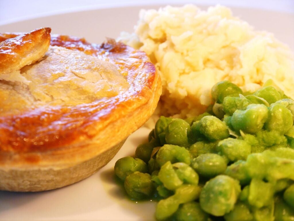 Portion_of_pie_and_mash_London