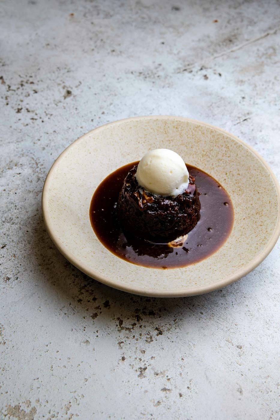 Sticky_toffee_pudding_with_ice_cream_London
