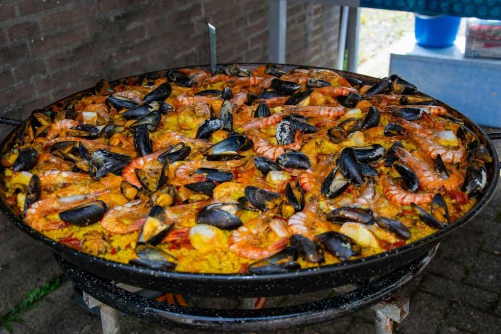 sharing_size_paella_seville